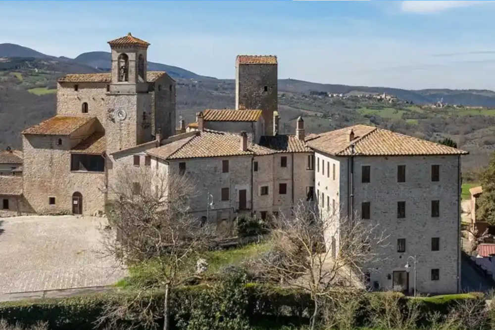 Investire in resort in Umbria: Castello Izzalini